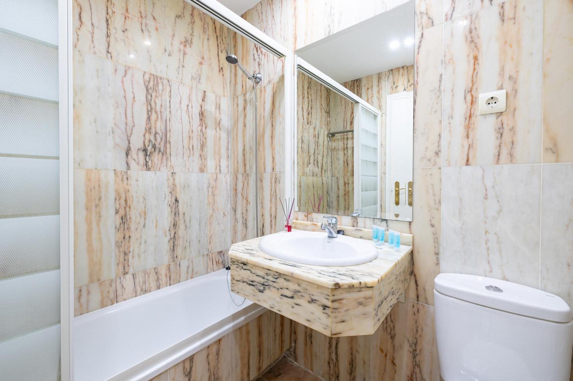 Holidays2Nueva Torrequebrada 2 Bedrooms And 2 Bathrooms, Terrace, Community Pool And Garage เบนัลมาเดนา ภายนอก รูปภาพ